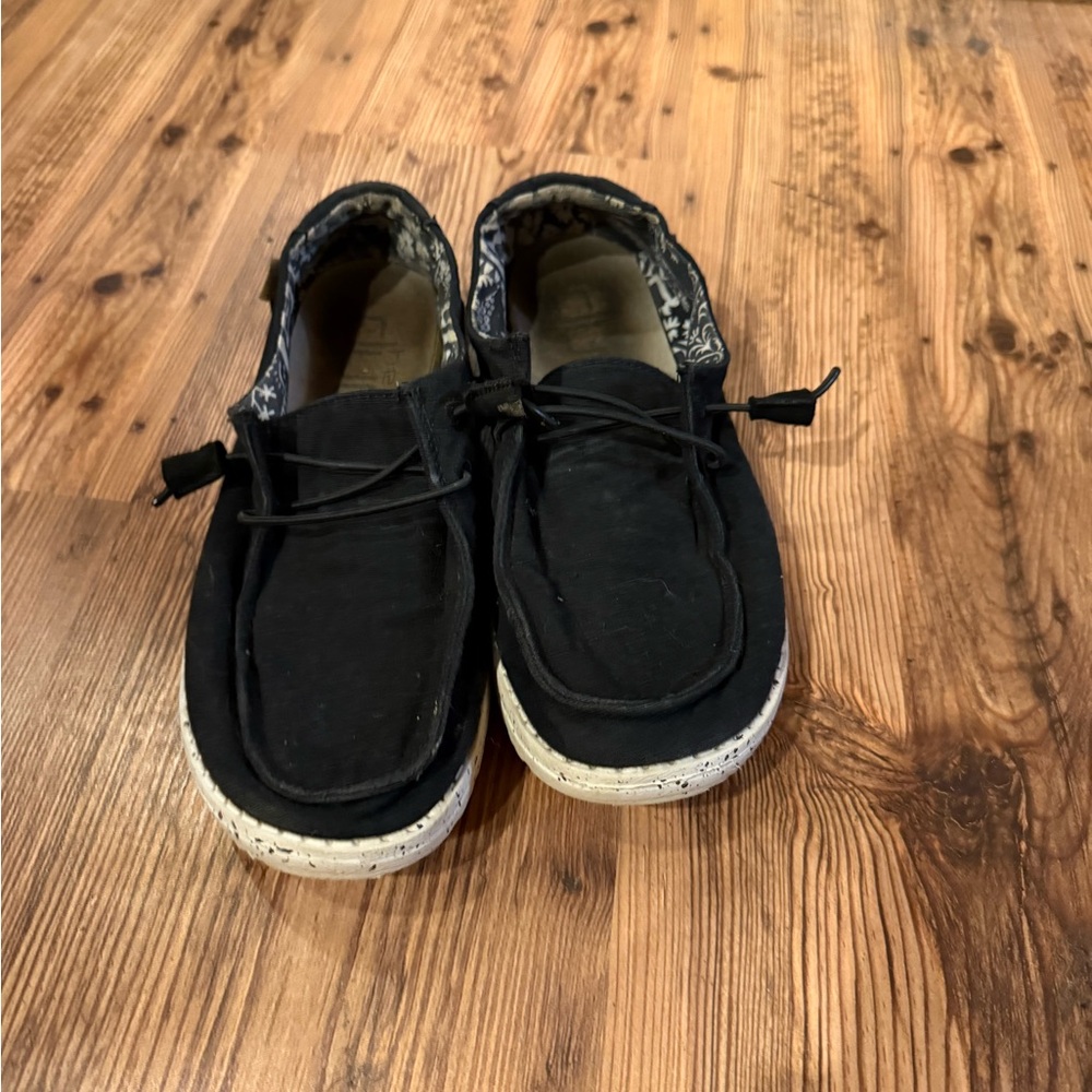 Women’s black heydudes